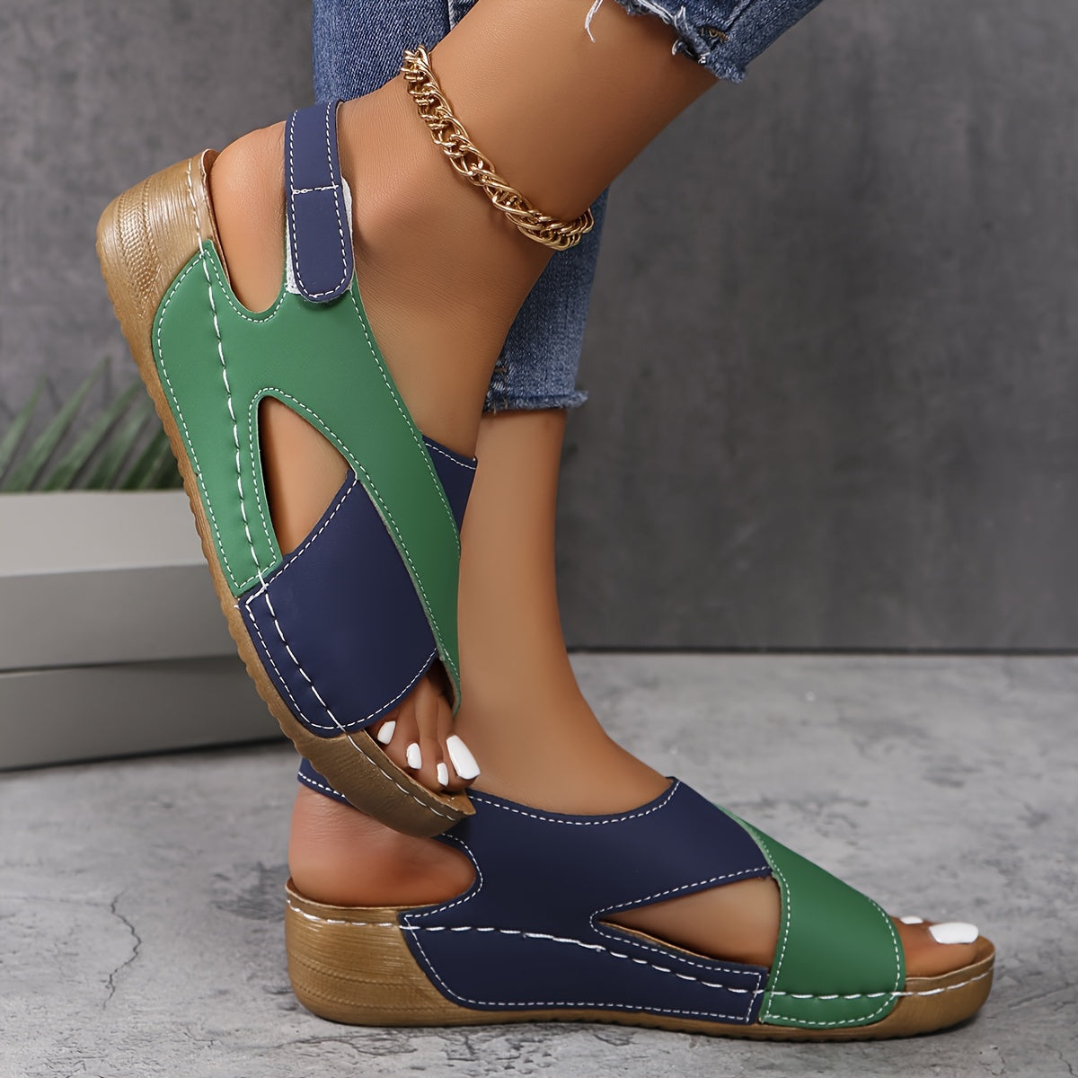 Sandali da donna con cinturino incrociato - Multicolore, comodi, a punta aperta, casual