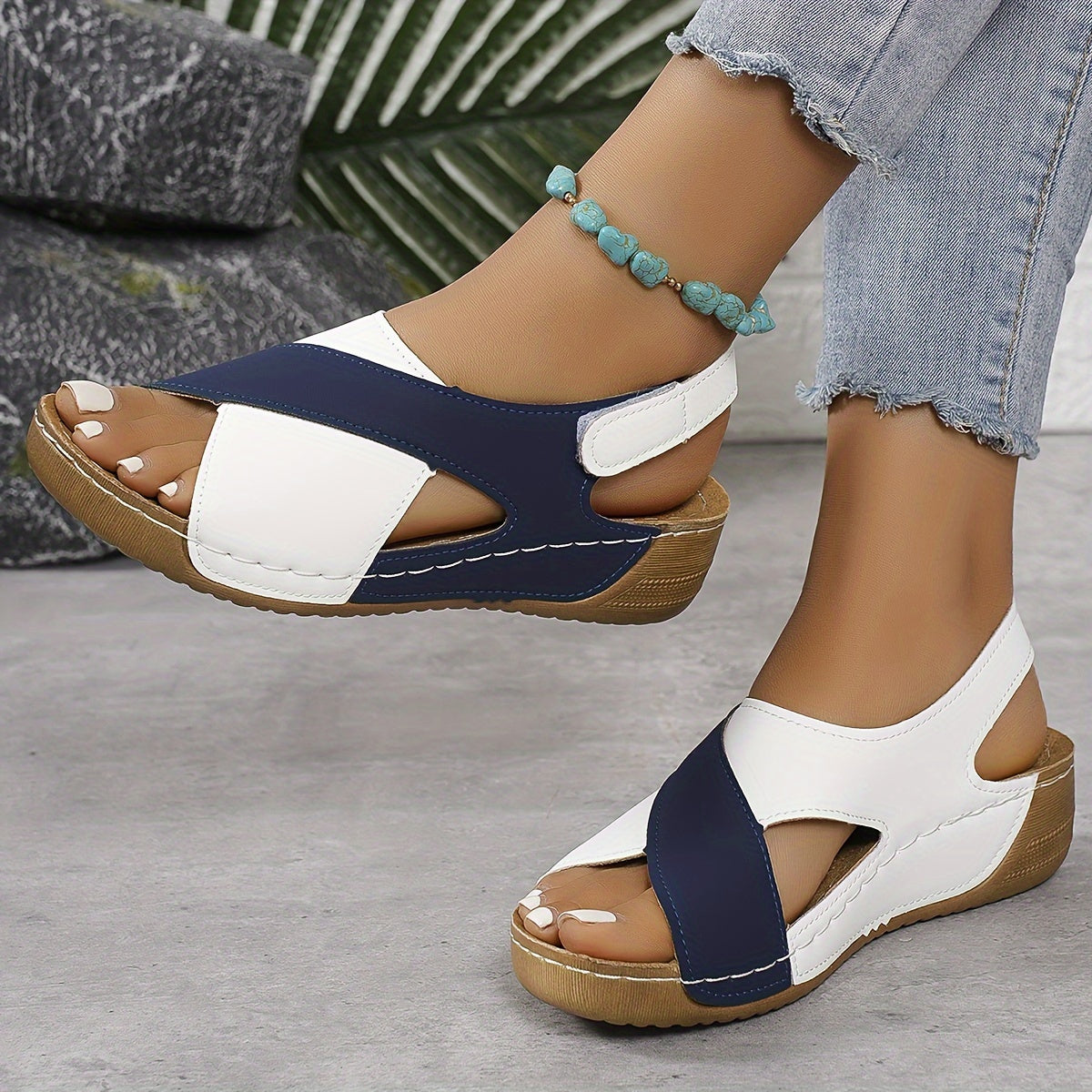 Sandali da donna con cinturino incrociato - Multicolore, comodi, a punta aperta, casual