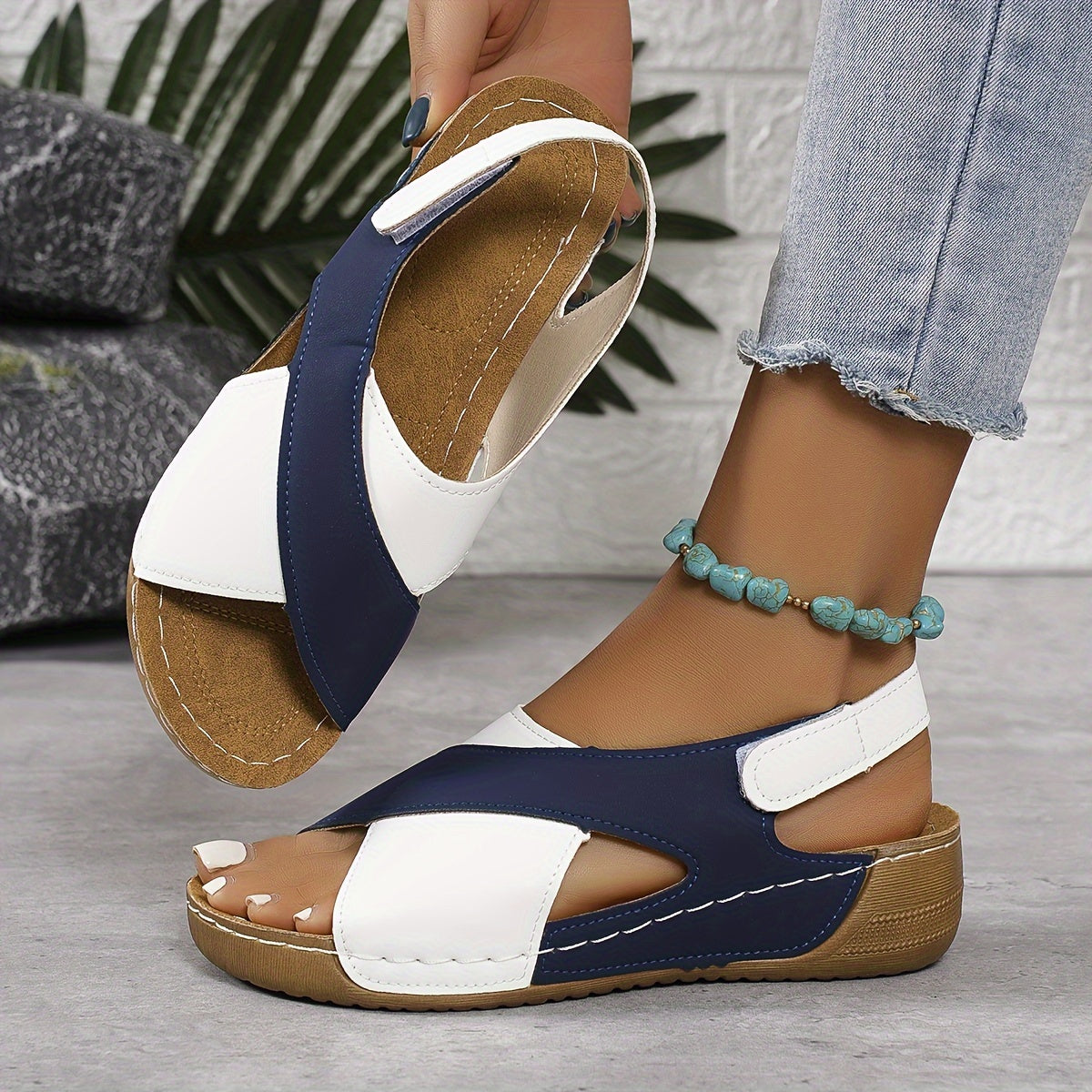 Sandali da donna con cinturino incrociato - Multicolore, comodi, a punta aperta, casual